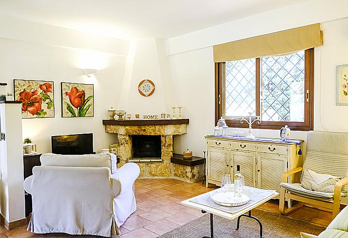 Open-plan living room with sofas, dining area, kitchen, ornamental fireplace, A/C, WiFi internet, and satellite TV . - Villa Peonia . (Fotogalerie) }}