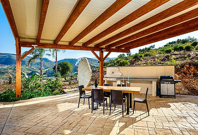 Sheltered terrace area . - Villa Primula . (Photo Gallery) }}