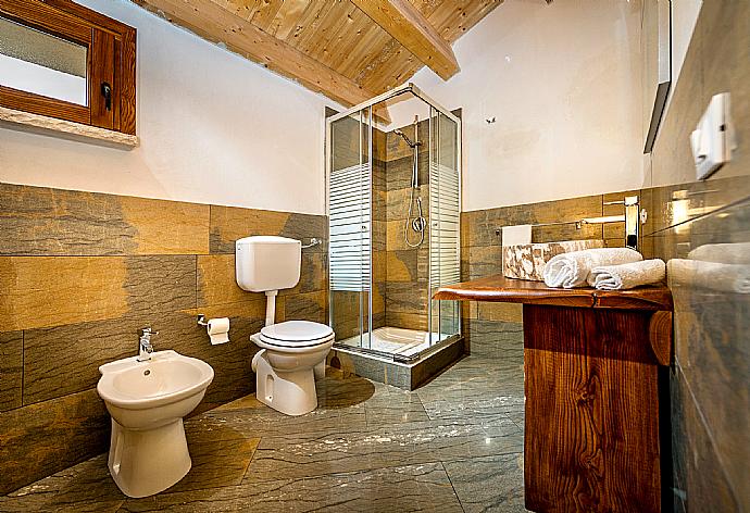 Villa Primula Bathroom
