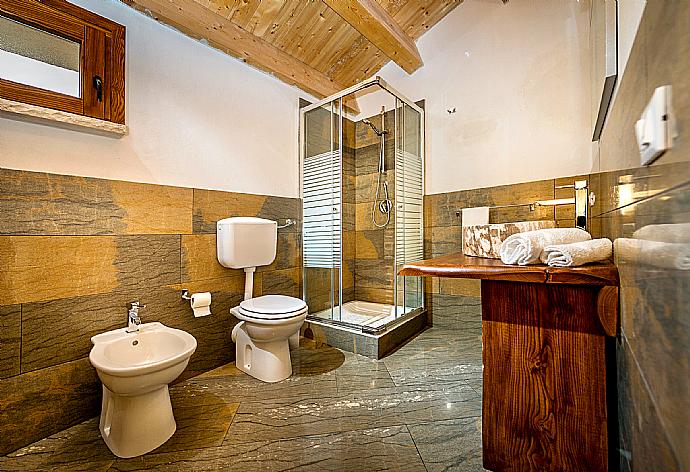 Bathroom with shower . - Villa Primula . (Photo Gallery) }}