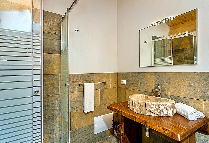 Bathroom with shower . - Villa Primula . (Photo Gallery) }}