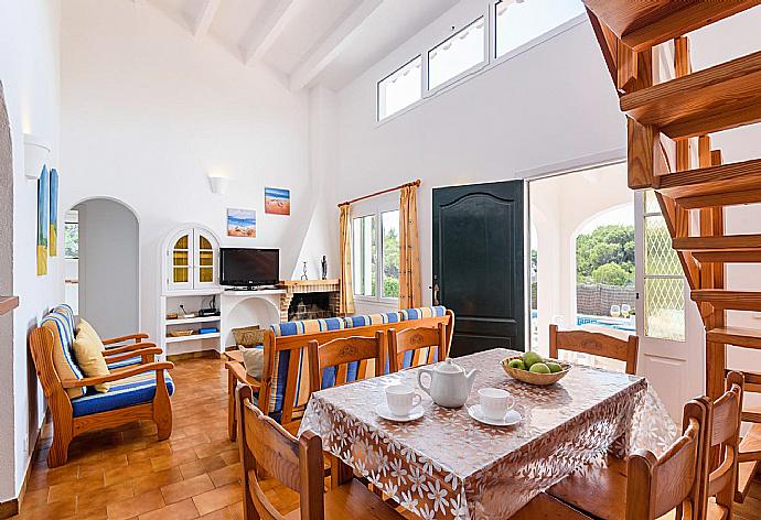 Open-plan living room with sofas, dining area, kitchen, ornamental fireplace, A/C, WiFi internet, and satellite TV . - Eulalia Uno . (Fotogalerie) }}