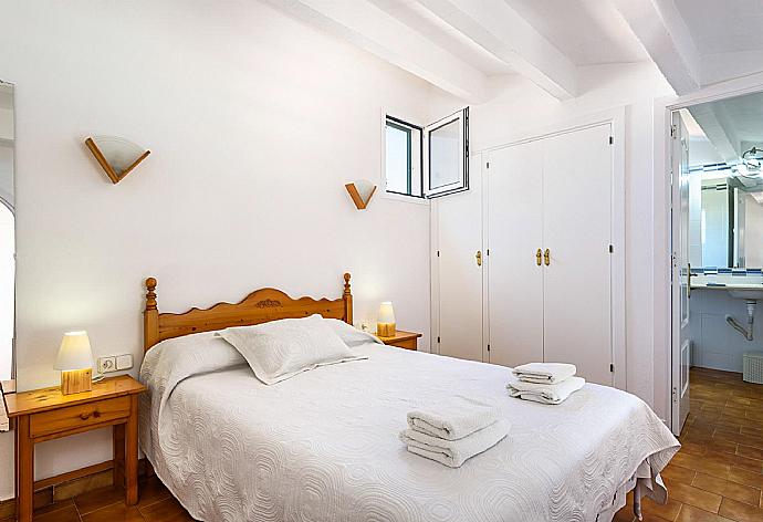 Double bedroom with en suite bathroom and A/C . - Eulalia Uno . (Fotogalerie) }}