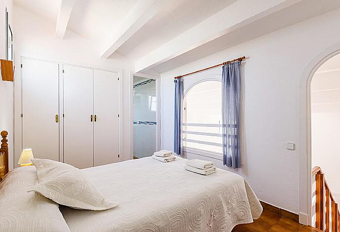 Double bedroom with en suite bathroom and A/C . - Eulalia Uno . (Galería de imágenes) }}