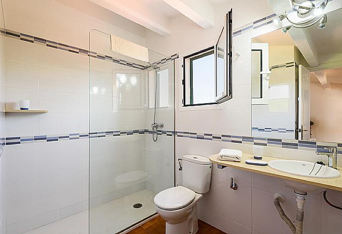 En suite bathroom with shower . - Eulalia Uno . (Галерея фотографий) }}