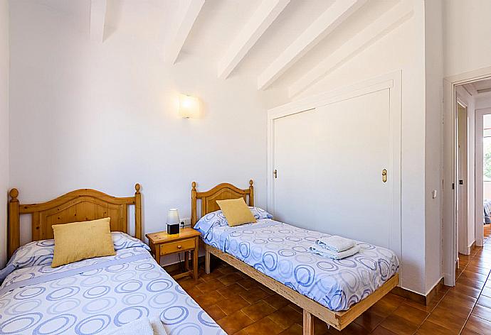 Twin bedroom with A/C . - Eulalia Uno . (Fotogalerie) }}