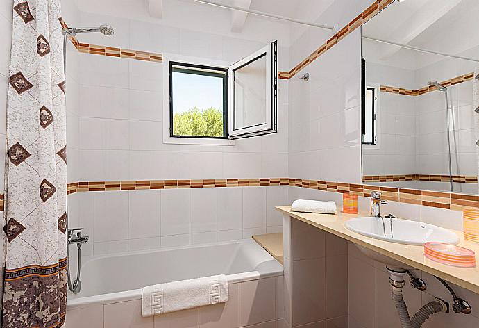 Family bathroom with bath and shower . - Eulalia Uno . (Photo Gallery) }}