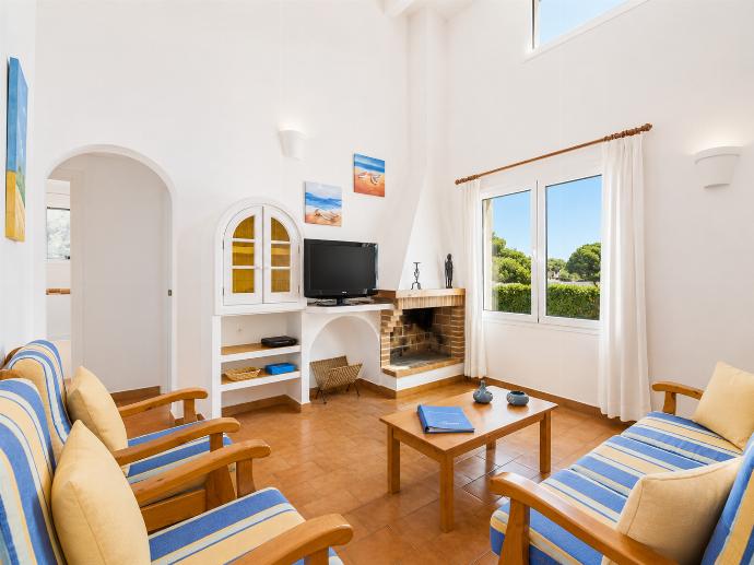 Open-plan living room with sofas, dining area, kitchen, ornamental fireplace, A/C, WiFi internet, and satellite TV . - Eulalia Uno . (Galleria fotografica) }}