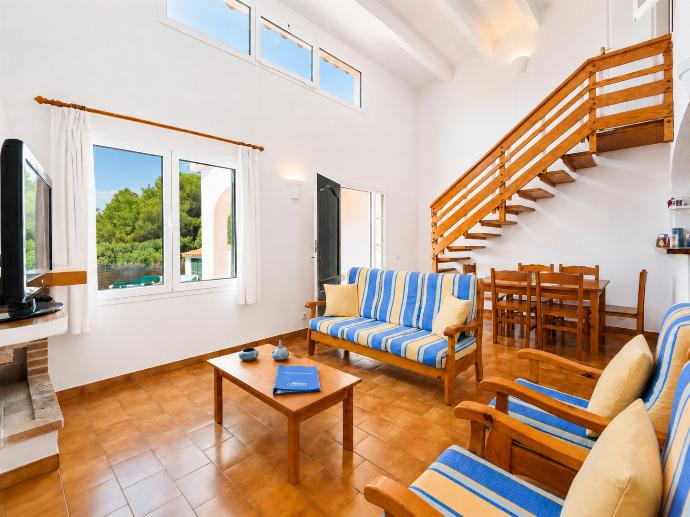 Open-plan living room with sofas, dining area, kitchen, ornamental fireplace, A/C, WiFi internet, and satellite TV . - Eulalia Uno . (Galleria fotografica) }}