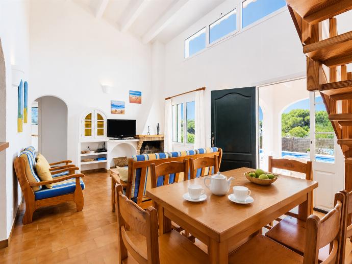 Open-plan living room with sofas, dining area, kitchen, ornamental fireplace, A/C, WiFi internet, and satellite TV . - Eulalia Uno . (Galleria fotografica) }}
