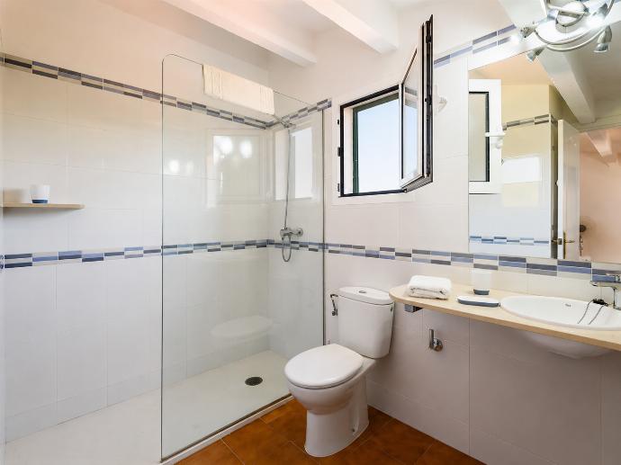 En suite bathroom with shower . - Eulalia Uno . (Galleria fotografica) }}