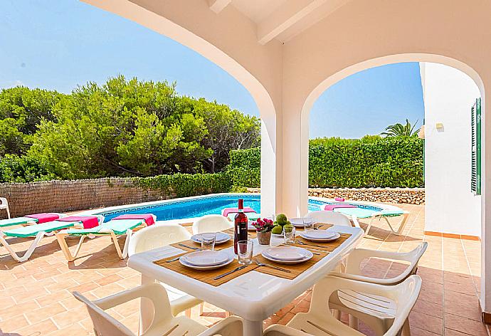 Sheltered terrace area with BBQ . - Eulalia Dos . (Fotogalerie) }}