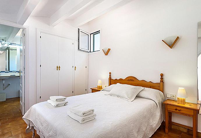 Double bedroom with en suite bathroom and A/C . - Eulalia Dos . (Photo Gallery) }}