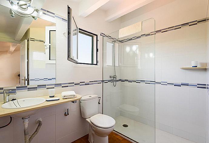 En suite bathroom with shower . - Eulalia Dos . (Galería de imágenes) }}