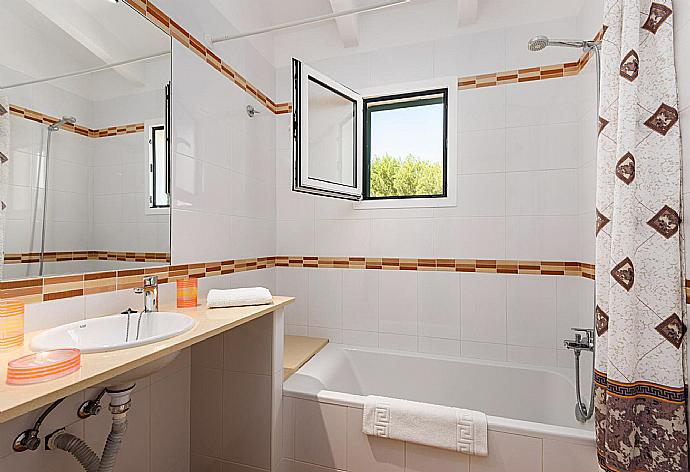 Family bathroom with bath and shower . - Eulalia Dos . (Galería de imágenes) }}