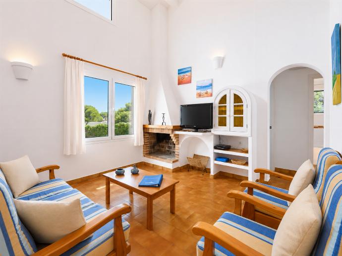 Open-plan living room with sofas, dining area, kitchen, ornamental fireplace, A/C, WiFi internet, and satellite TV . - Eulalia Dos . (Fotogalerie) }}