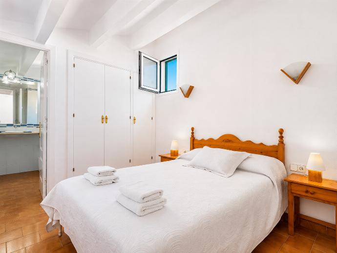 Double bedroom with en suite bathroom and A/C . - Eulalia Dos . (Fotogalerie) }}