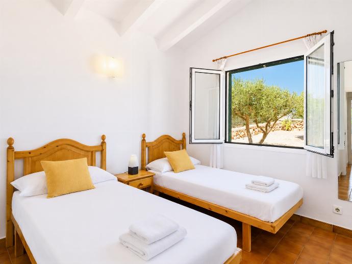 Twin bedroom with A/C . - Eulalia Dos . (Fotogalerie) }}