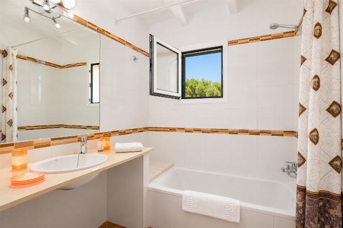 Family bathroom with bath and shower . - Eulalia Dos . (Fotogalerie) }}