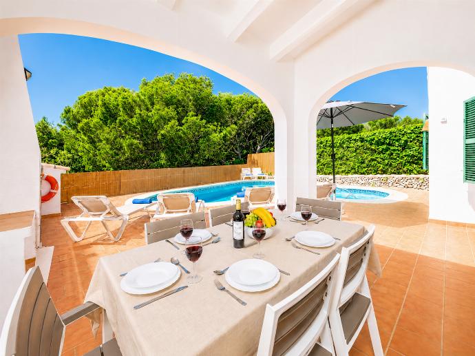 Sheltered terrace area . - Eulalia Dos . (Fotogalerie) }}