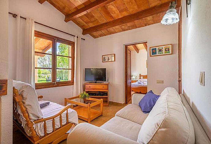 Open-plan living room with sofas, dining area, kitchen, mezzanine, A/C, WiFi internet, and satellite TV . - Villa Eternidad . (Fotogalerie) }}