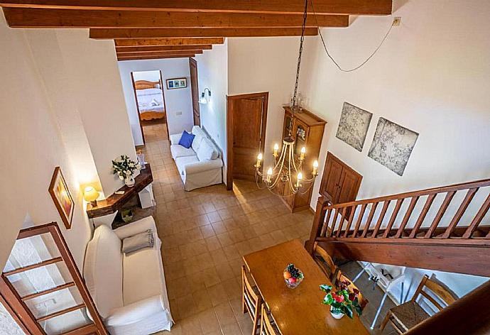 Open-plan living room with sofas, dining area, kitchen, mezzanine, A/C, WiFi internet, and satellite TV . - Villa Eternidad . (Fotogalerie) }}