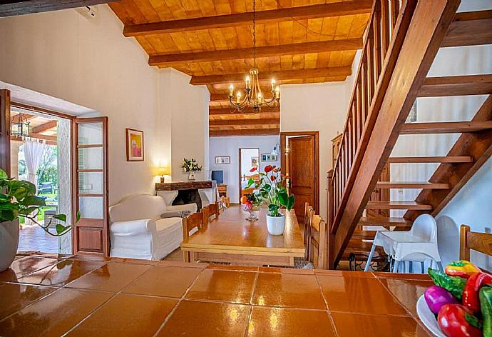 Open-plan living room with sofas, dining area, kitchen, mezzanine, A/C, WiFi internet, and satellite TV . - Villa Eternidad . (Galleria fotografica) }}