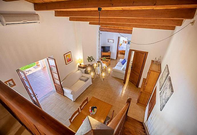 Open-plan living room with sofas, dining area, kitchen, mezzanine, A/C, WiFi internet, and satellite TV . - Villa Eternidad . (Fotogalerie) }}