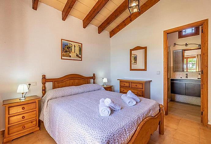 Double bedroom with en suite bathroom . - Villa Eternidad . (Photo Gallery) }}