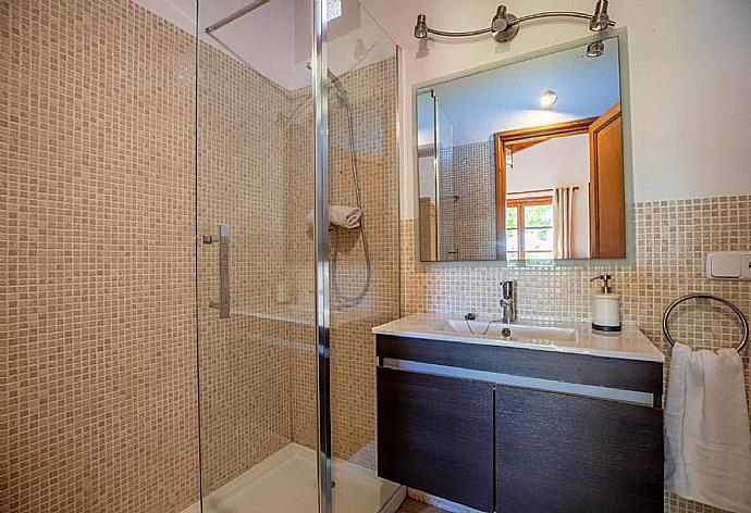 En suite bathroom with shower . - Villa Eternidad . (Galería de imágenes) }}