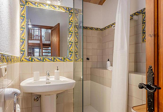 Family bathroom with shower . - Villa Eternidad . (Photo Gallery) }}