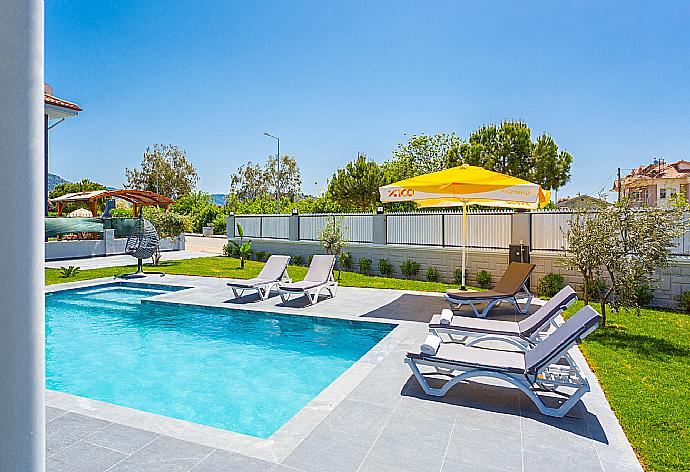 Private pool, terrace, and garden . - Villa Exclusive Paradise 1 . (Fotogalerie) }}