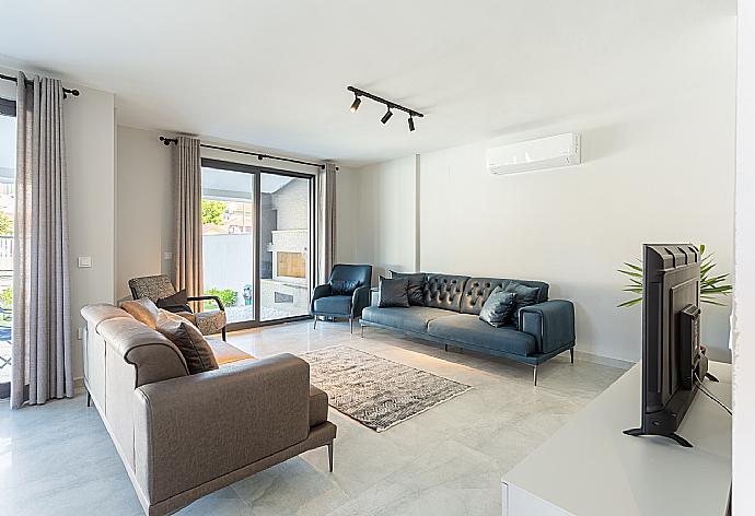 Open-plan living room with sofas, kitchen, A/C, WiFi internet, and satellite TV . - Villa Exclusive Paradise 1 . (Galleria fotografica) }}