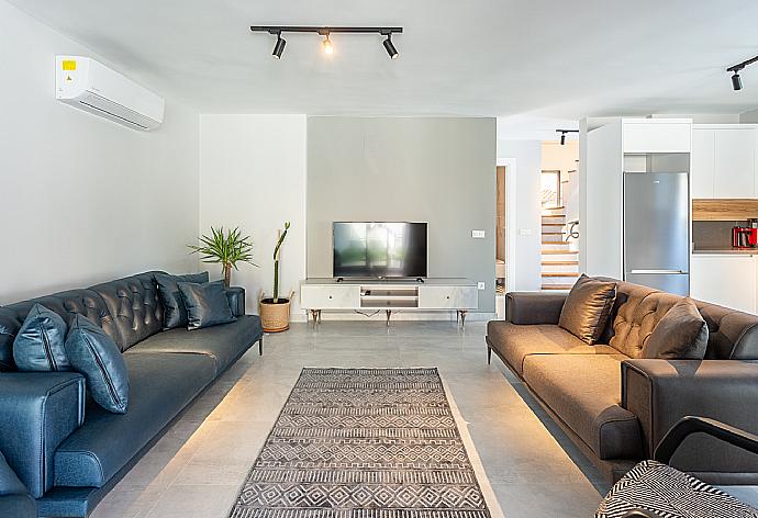 Open-plan living room with sofas, kitchen, A/C, WiFi internet, and satellite TV . - Villa Exclusive Paradise 1 . (Galleria fotografica) }}