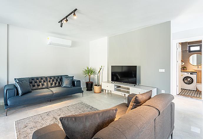 Open-plan living room with sofas, kitchen, A/C, WiFi internet, and satellite TV . - Villa Exclusive Paradise 1 . (Galleria fotografica) }}