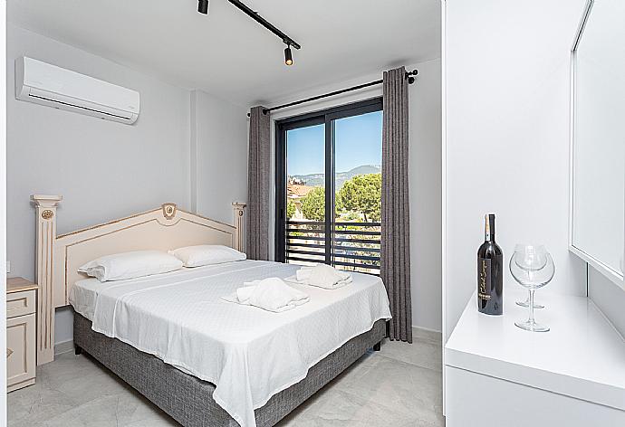 Double bedroom with en suite bathroom and A/C . - Villa Exclusive Paradise 1 . (Fotogalerie) }}