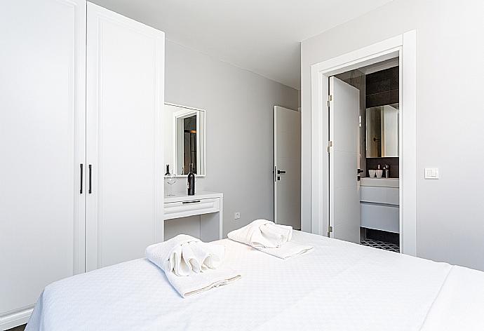 Double bedroom with en suite bathroom and A/C . - Villa Exclusive Paradise 1 . (Galleria fotografica) }}