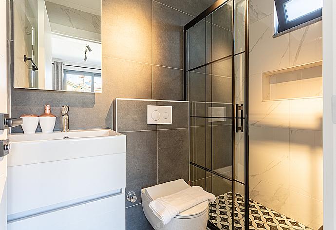 En suite bathroom with shower . - Villa Exclusive Paradise 1 . (Galleria fotografica) }}