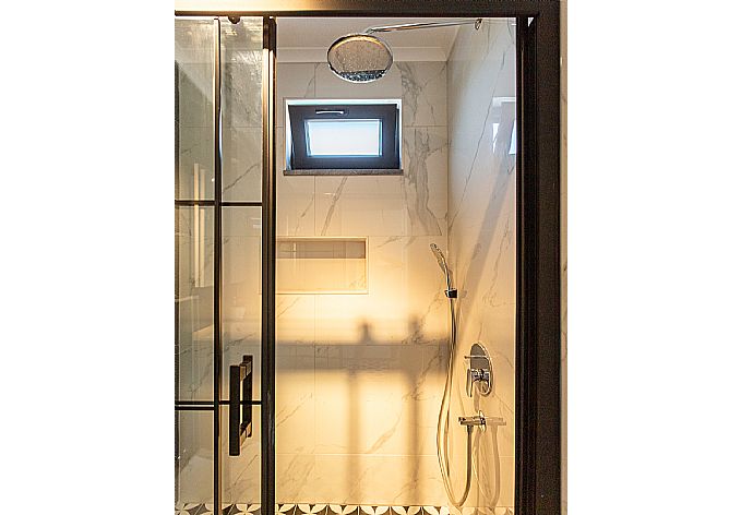 En suite bathroom with shower . - Villa Exclusive Paradise 1 . (Galerie de photos) }}