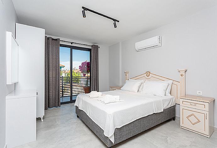 Double bedroom with en suite bathroom, A/C, and balcony access . - Villa Exclusive Paradise 1 . (Galerie de photos) }}