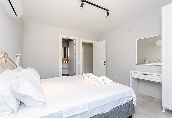 Double bedroom with en suite bathroom, A/C, and balcony access . - Villa Exclusive Paradise 1 . (Galerie de photos) }}