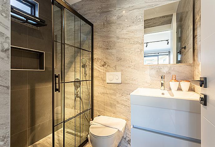 En suite bathroom with shower . - Villa Exclusive Paradise 1 . (Photo Gallery) }}