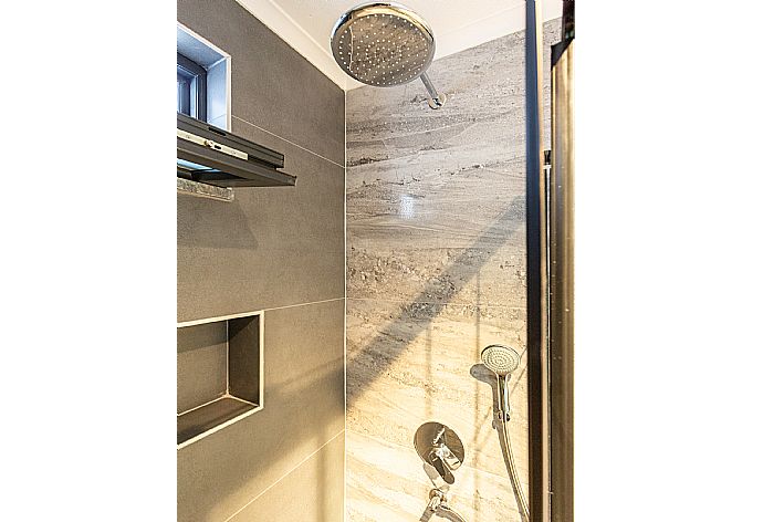 En suite bathroom with shower . - Villa Exclusive Paradise 1 . (Galerie de photos) }}