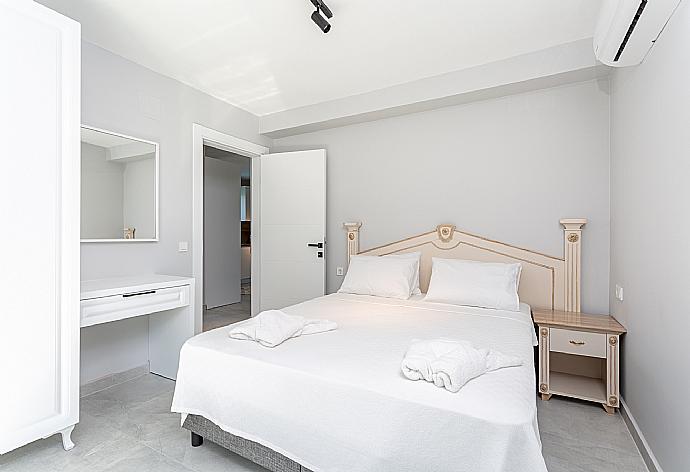 Double bedroom with en suite bathroom and A/C . - Villa Exclusive Paradise 1 . (Galleria fotografica) }}