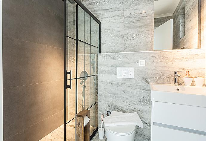 En suite bathroom with shower . - Villa Exclusive Paradise 1 . (Galerie de photos) }}