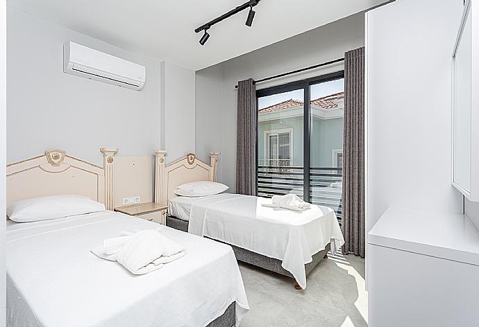 Twin bedroom with en suite bathroom and A/C . - Villa Exclusive Paradise 1 . (Галерея фотографий) }}