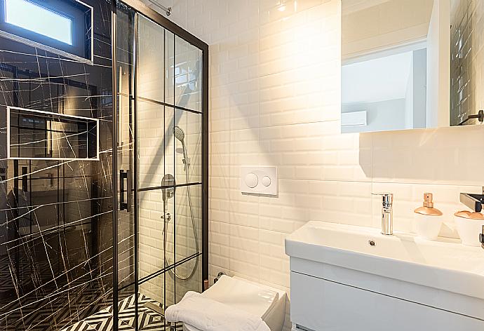 En suite bathroom with shower . - Villa Exclusive Paradise 1 . (Galleria fotografica) }}