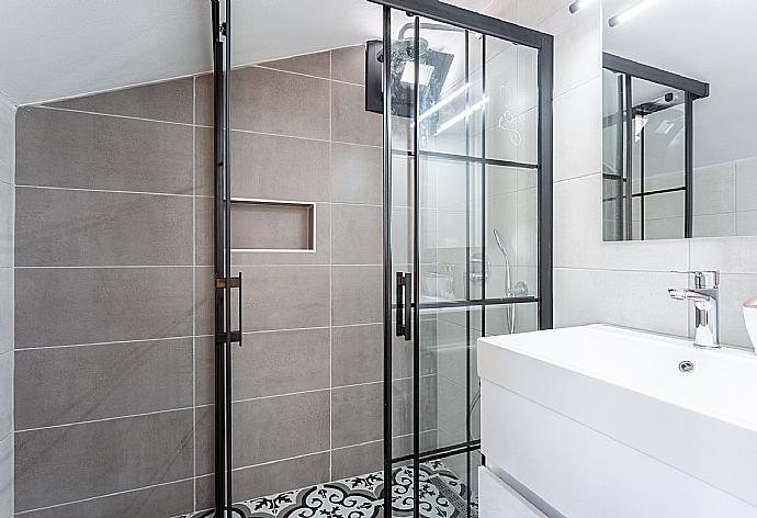 En suite bathroom with shower . - Villa Exclusive Paradise 1 . (Fotogalerie) }}