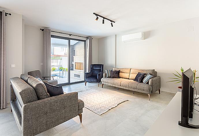 Open-plan living room with sofas, kitchen, WiFi internet, A/C, and satellite TV . - Villa Exclusive Paradise 2 . (Galleria fotografica) }}