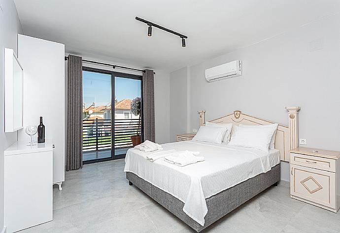 Double bedroom with en suite bathroom, A/C, and balcony access . - Villa Exclusive Paradise 2 . (Fotogalerie) }}